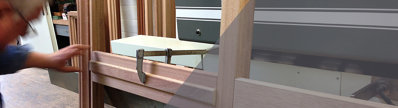 Handgefertigte Präzisionsarbeit Zwinge beim Fensterbau