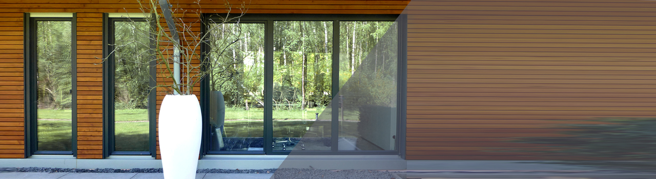 Perfekte Fenster Holzwand mit grauen Fenstern